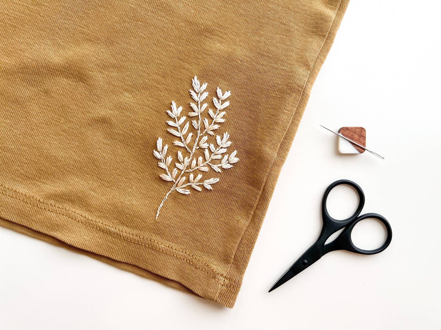 Small needlecraft scissors